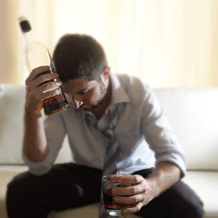 Un homme qui boit de l'alcool quotidiennement