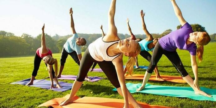 Le groupe est engagé dans la gymnastique en plein air