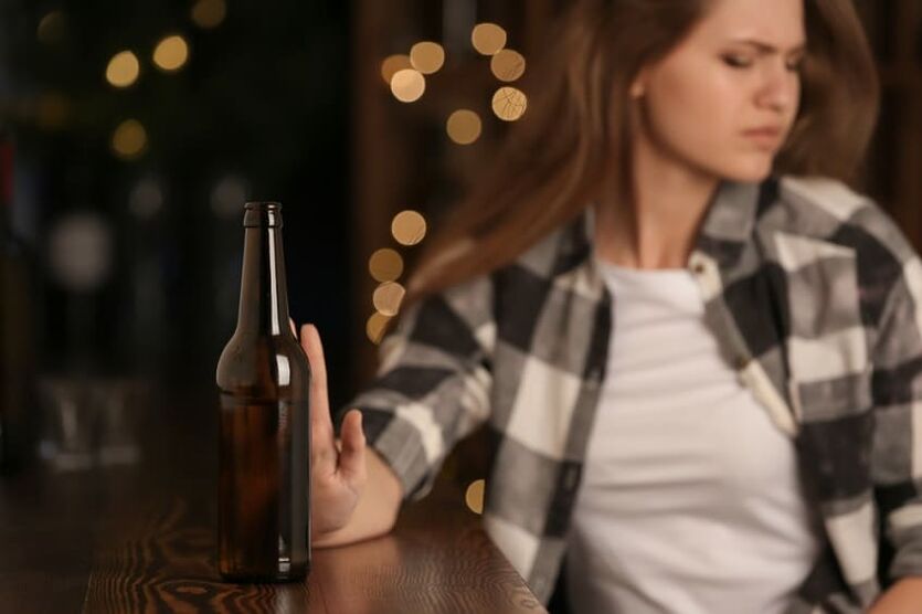 la femme se tourne vers l'alcool