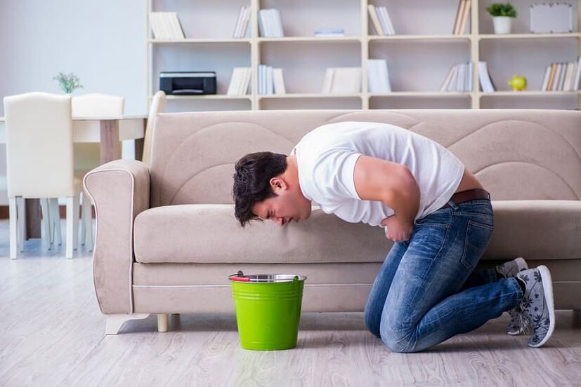 un homme a des nausées après avoir bu de l'alcool